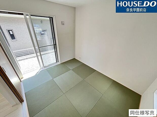 リビング横にある和室は、客間やキッズスペースとしても使える便利な空間です。