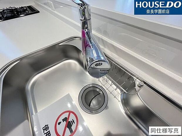 浄水器一体型の水栓でいつでもきれいなお水が使え、毎日の料理や飲み水に安心です。