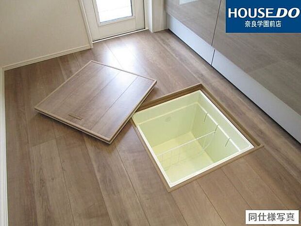 調味料や保存食品、日用品のストックなどをまとめて収納できる床下収納付き。