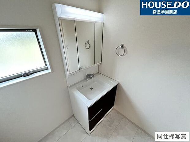 洗面台にはシャンプードレッサーを採用。ノズルが引き出せるため、洗髪やお掃除もラクラク。忙しい朝の身支度にも便利で、使い勝手のよい設備です。