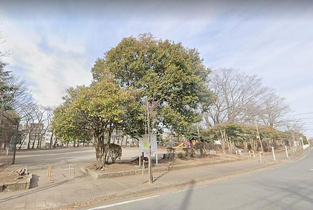 【相武台団地中央公園】　遊具周辺は木々に囲まれてるので夏場なども涼しく遊べてます。機関車型の遊具もあります。