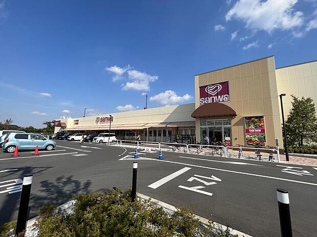 【三和　厚木飯山店】　駐車場は広く、店内はきれいで明るいです。100ショップや不二家もあり便利です。