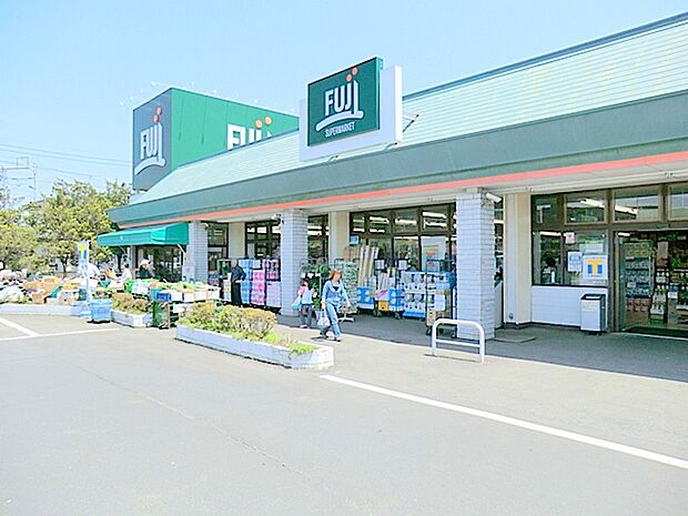 【FUJI　倉見店】　駐車場が広く用意されていて車での買い物も便利です。野菜、精肉、デイリー、お惣菜と品揃えが良く特に鮮魚が充実しています。