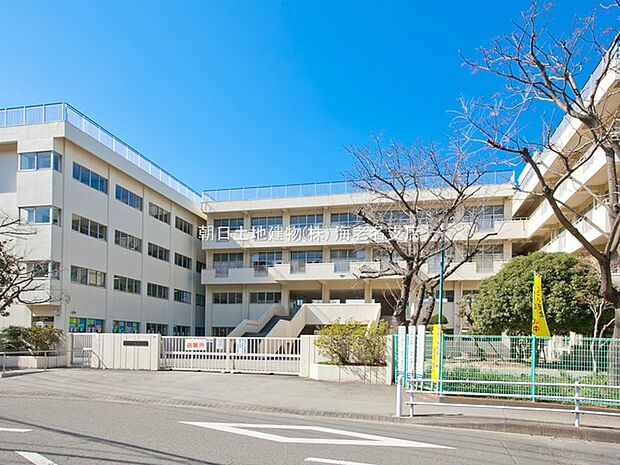 【座間市立入谷小学校】 座間駅から徒歩で10分ほどの場所にあります。大山が正面にあり相模川が間近にあり、豊かな自然環境に恵まれています。