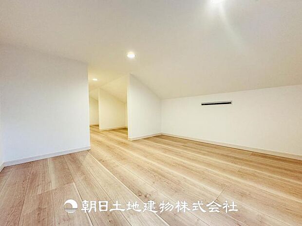 【小屋裏収納 (約8.5帖)】