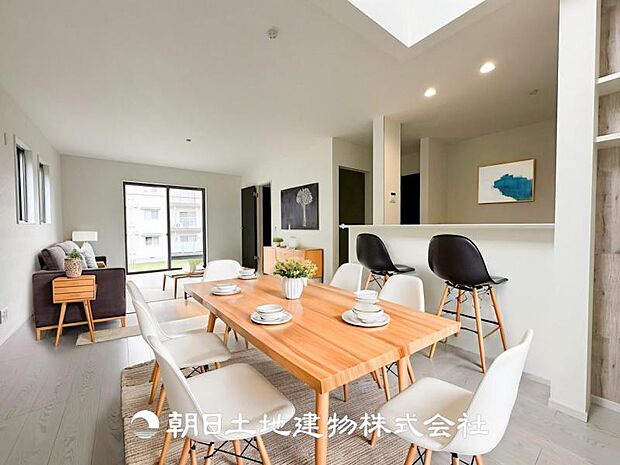 【LDK (約20帖)】※画像は実際の室内写真をもとに、家具・調度品の配置例をCG合成したもので、実際とは多少異なります。また、家具等は販売価格に含まれません。