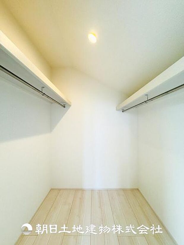 【ウォークインクローゼット (約8.5帖)】