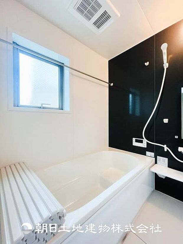 【ユニットバス】1坪のタイプの浴槽はご家族でもお一人でもくつろげる広さとなっており浴室乾燥機は花粉や梅雨時期に大活躍です！