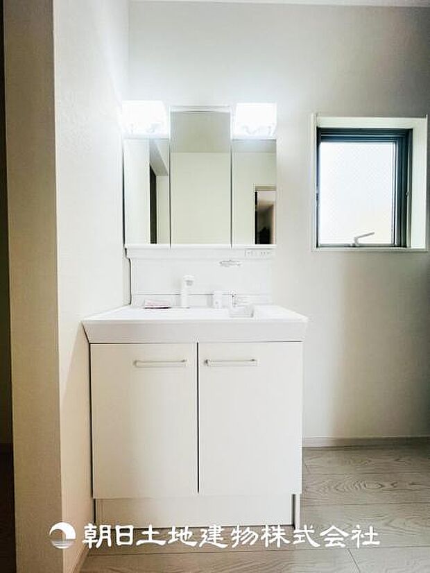 【洗面化粧台】三面鏡タイプの洗面化粧台になっておりまして裏側には収納ができるスペースがございます！