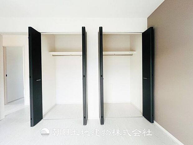【クローゼット (寝室 約8帖)】収納力たっぷりなワイドタイプを設置♪