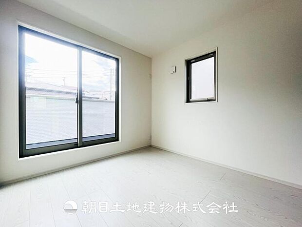 【洋室 (約5.2帖)】バルコニーに面した明るいお部屋です♪