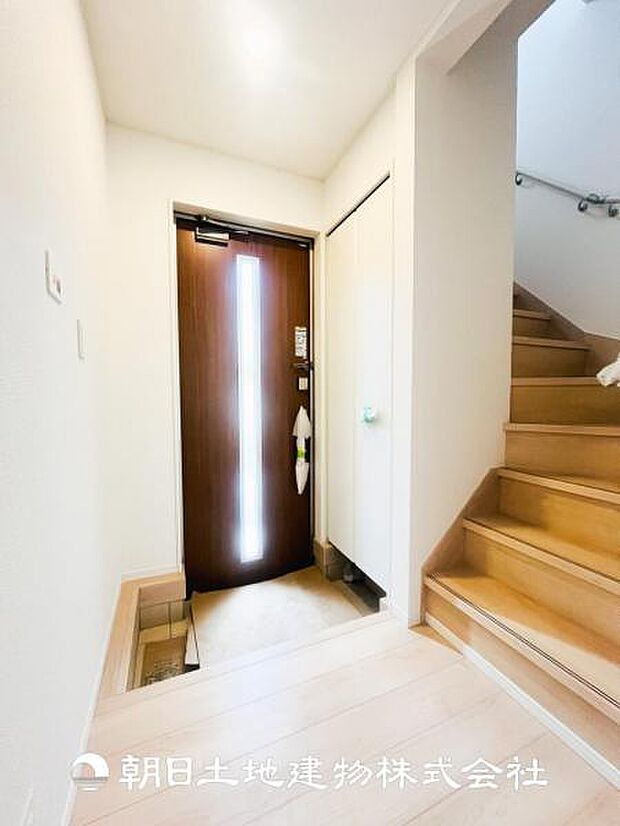 【玄関】明るい玄関がお出迎えしてくれます♪