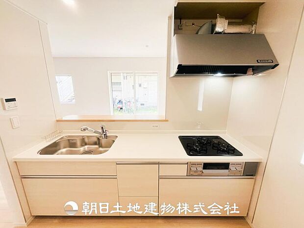 【システムキッチン】対面式のワイドタイプのキッチンになります♪皆さんと会話を楽しみながらお料理をできたりお子様と一緒にお料理を楽しめるスペースがあるのは嬉しいですよね♪