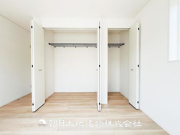 【クローゼット (寝室 約6.5帖)】収納力たっぷりなダブルクローゼットを設置♪