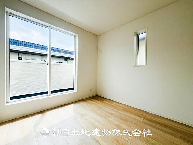 【洋室 (約5.5帖)】バルコニーに面した明るいお部屋です♪