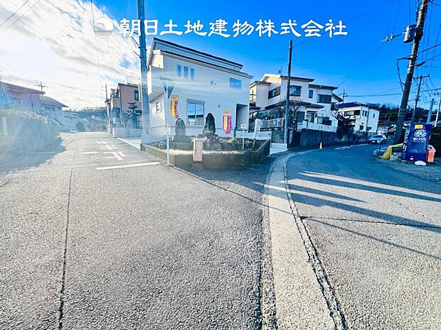 【前面道路＋現地写真】交通量の少ない前面道路は、小さなお子様がいるご家庭も安心です♪
