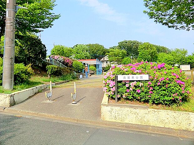 【鳶尾東公園】　広々とした園内には、多目的広場があり、小さな子どもから中高生、大人まで思いっきり走り回って汗を流せるスポットとなっています。