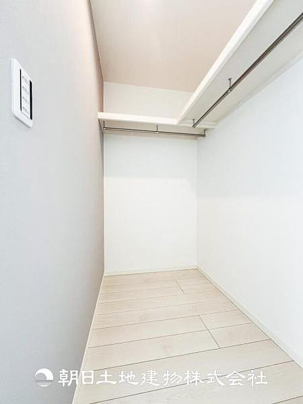 【ウォークインクローゼット (寝室 約6.8帖)】収納力たっぷりなワイドタイプを設置♪