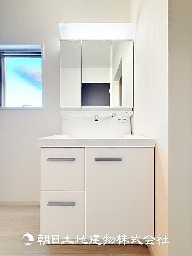 【洗面化粧台】三面鏡タイプの洗面化粧台になっておりまして裏側には収納ができるスペースがございます！