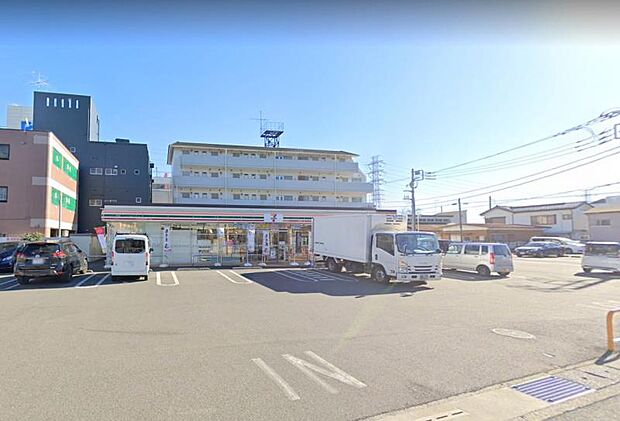 【セブンイレブン　伊勢原桜台1丁目店】　駅から近いのに駐車場が広いです。駐車がしやすく車で行くのに便利です。