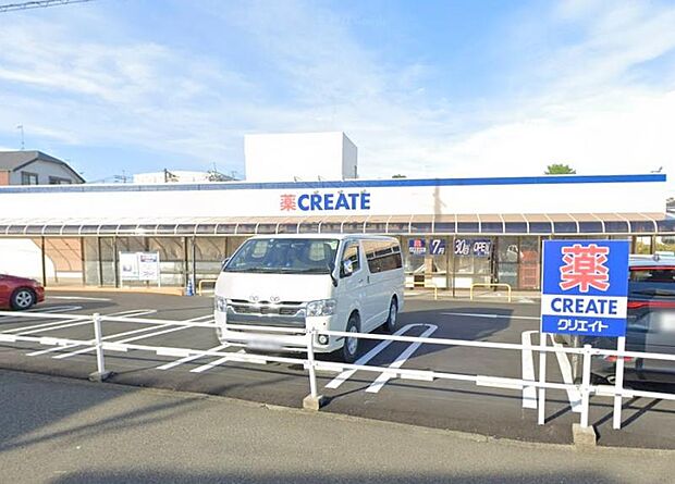 【クリエイト　伊勢原桜台店】　店内は広く、薬・日用品・ペット用品・文具・野菜・果物・生鮮食品・乳製品・お菓子・飲料など商品が豊富です。