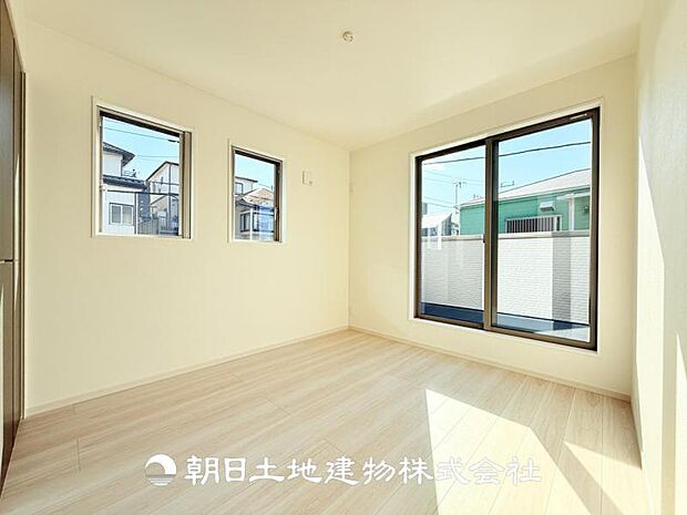 【洋室 (約5.7帖)】バルコニーに面した明るいお部屋♪