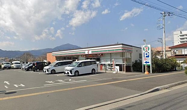 【セブンイレブン 伊勢原東海大学病院前店】 駐車場があり便利です。品揃えも良いです。