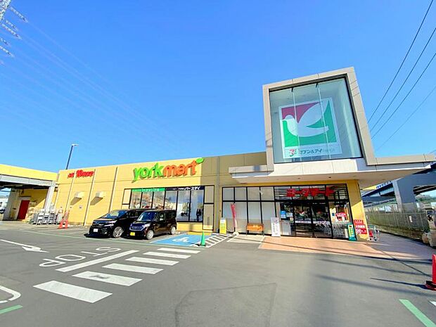 【ヨークマート　伊勢原成瀬店】　程よい広さで品揃えも良く、スギ薬局も隣接されているので便利です。パン屋さんも入っています。 