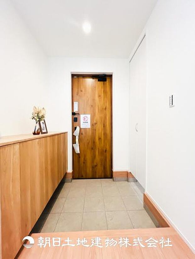 【玄関】広々した玄関がお出迎えしてくれます♪