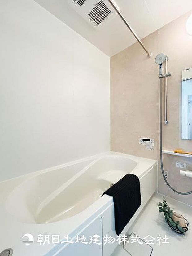 【ユニットバス】1坪のタイプの浴槽はご家族でもお一人でもくつろげる広さとなっており浴室乾燥機は花粉や梅雨時期に大活躍です！