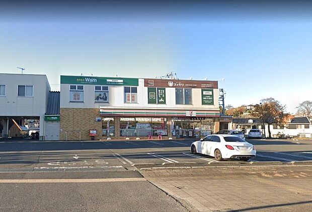 【セブンイレブン　伊勢原高森2丁目店】　駐車場は15台ほど停めることができ、広めなのでトラックや大きめの車でも停めやすいです。