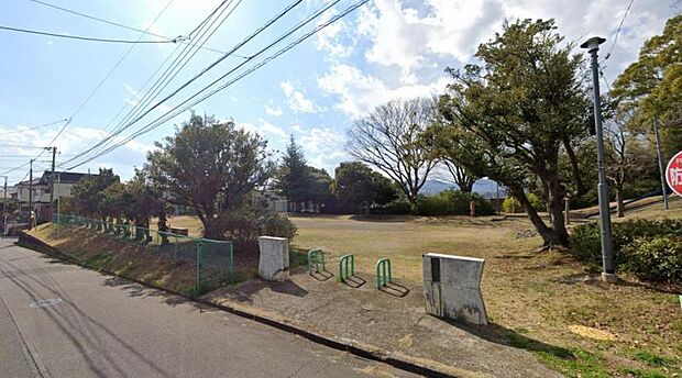 【永窪公園】　滑り台やブランコ、シーソー、鉄棒など遊具がたくさんあり、広い公園です。住宅街の中にあります。
