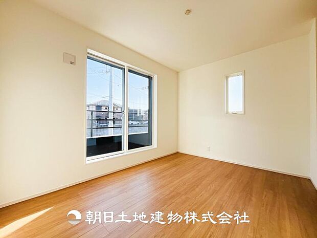 【寝室 (約6.5帖)】主寝室は他のお部屋と比べ一回り大きい方がなにかと便利です♪