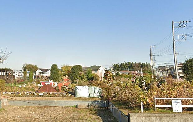 【陽だまり公園】　園内には背の高い樹木はなく、開放感いっぱい。屋根つきの休憩スポットがあり、子どもと一緒におやつや弁当を食べるのにぴったりです。