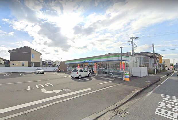 【ファミリーマート　綾瀬深谷南三丁目店】　イートインも使え、新しい店舗なので、店内も綺麗です。