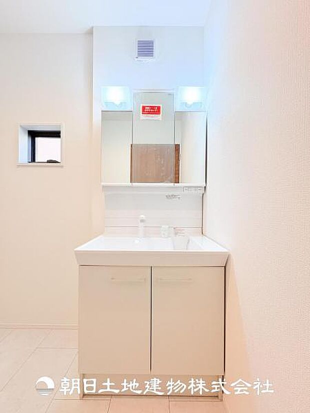 【洗面化粧台】三面鏡タイプの洗面化粧台になっておりまして裏側には収納ができるスペースがございます！