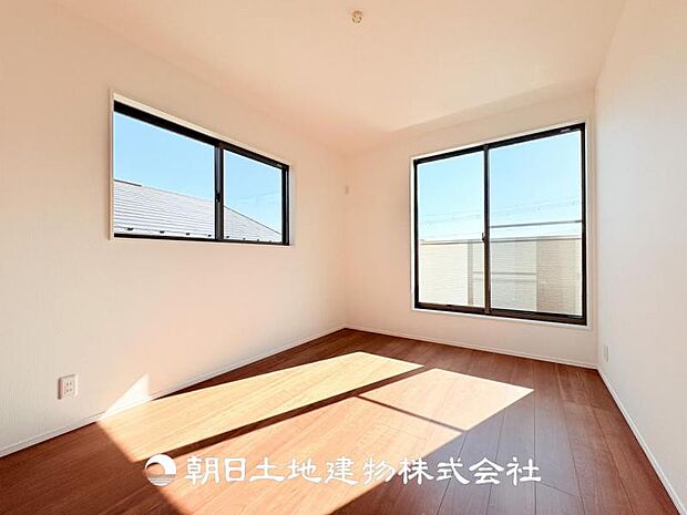 【洋室 (約6帖)】バルコニーに面した明るいお部屋です♪