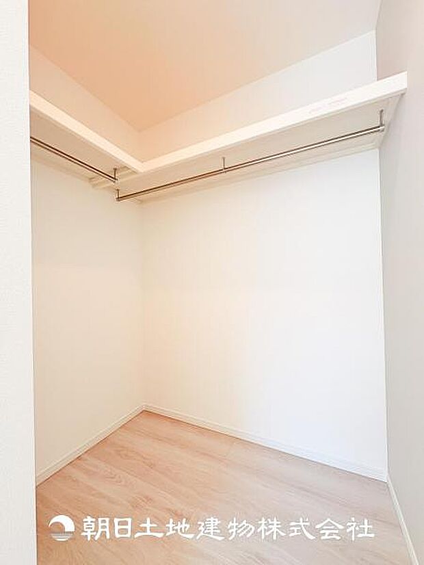 【ウォークインクローゼット (寝室 約6.1帖)】収納力たっぷりなウォークインタイプを設置♪