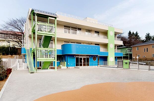 【はぐくみの丘保育園】　裸足保育を取り入れり、長距離のお散歩をしたり子供たちの身体づくりに力を入れています。