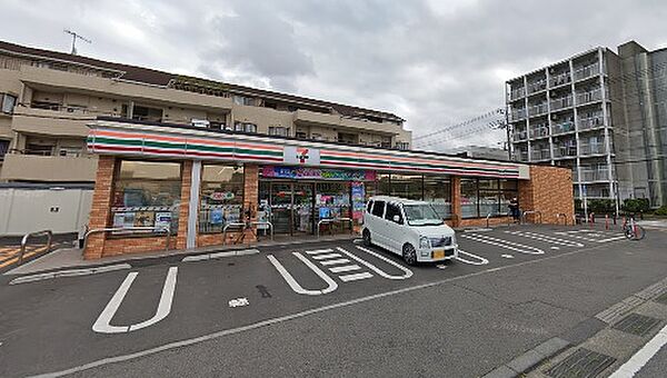 【セブンイレブン　海老名大谷店】　店舗脇だけでなく道路挟んで反対側にも駐車場があります。
