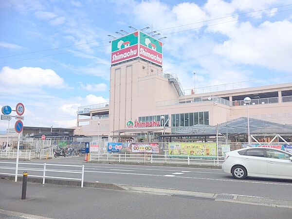 【島忠　海老名店】　立体の駐車場が広く用意されているので車での利用が便利です。店内は広くて品揃えが豊富です。100円ショップやペットショップも入っているので楽しめます。