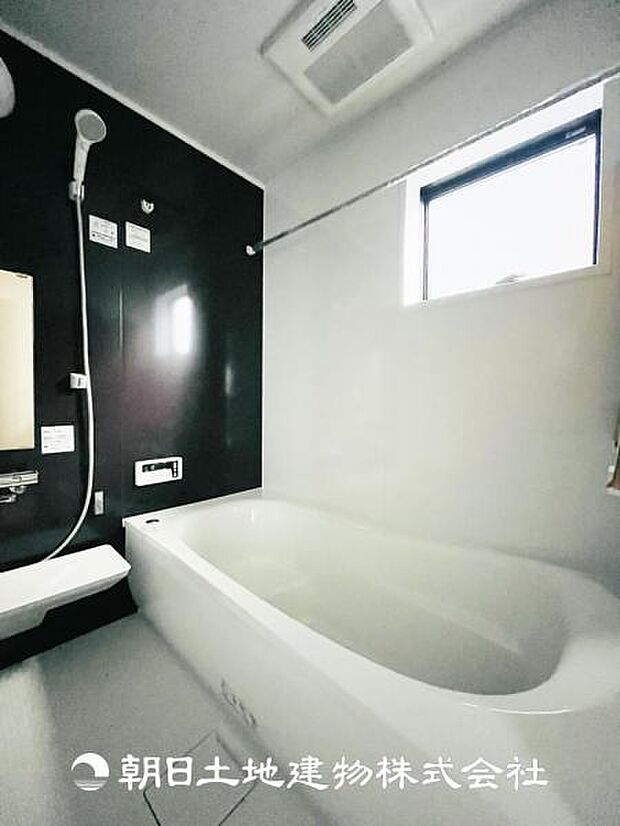 【ユニットバス】1坪のタイプの浴槽はご家族でもお一人でもくつろげる広さとなっており浴室乾燥機は花粉や梅雨時期に大活躍です！