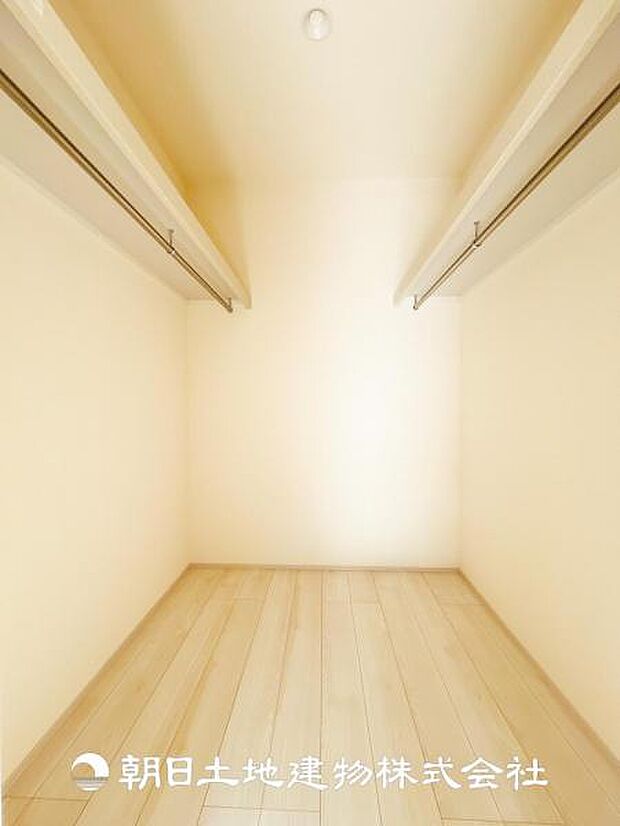 【ウォークインクローゼット (寝室 約7.38帖)】収納力たっぷりなウォークインタイプを設置♪