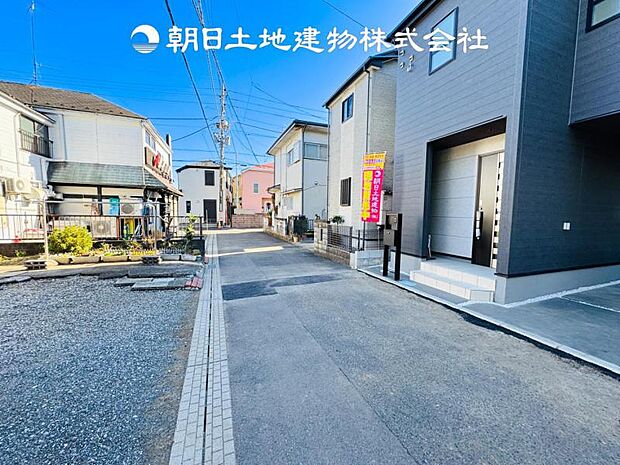 【前面道路＋現地写真】交通量の少ない前面道路は、小さなお子様がいるご家庭も安心です♪