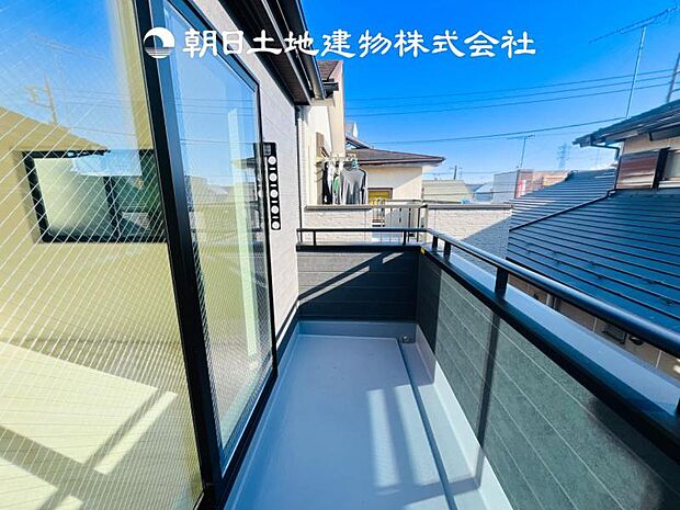 【バルコニー】陽当たり良好な南向きのバルコニーです♪