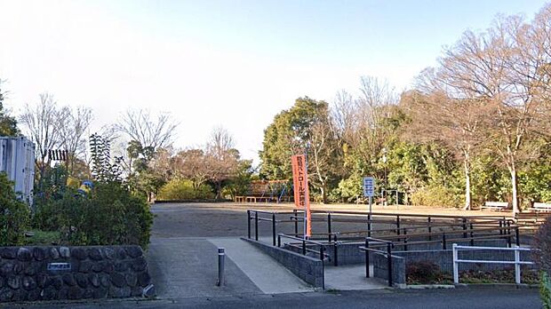 【かつらぎ公園】　広々とした園内では、子どもも大人もたっぷりの開放感の中楽しい時間を過ごすことができます。