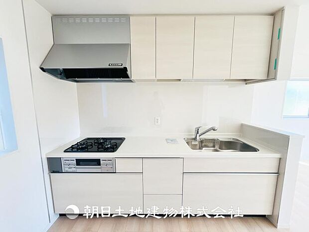 【システムキッチン】ワイドタイプのキッチンになります♪皆さんと会話を楽しみながらお料理をできたりお子様と一緒にお料理を楽しめるスペースがあるのは嬉しいですよね♪