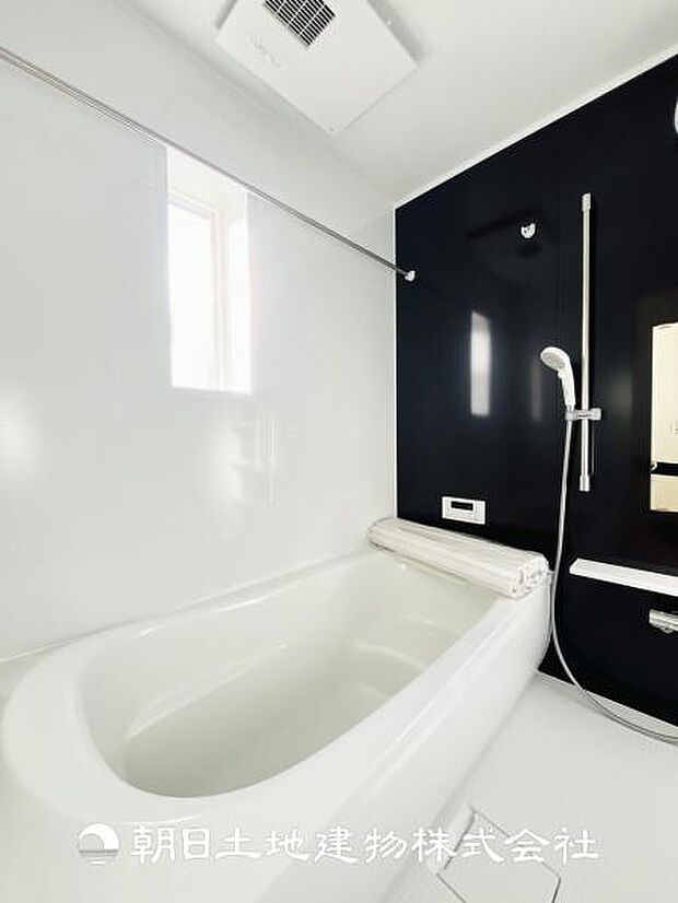 【ユニットバス】1坪のタイプの浴槽はご家族でもお一人でもくつろげる広さとなっており浴室乾燥機は花粉や梅雨時期に大活躍です！