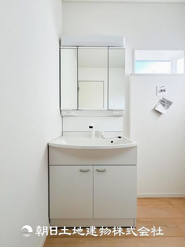 【洗面化粧台】三面鏡タイプの洗面化粧台になっておりまして裏側には収納ができるスペースがございます！