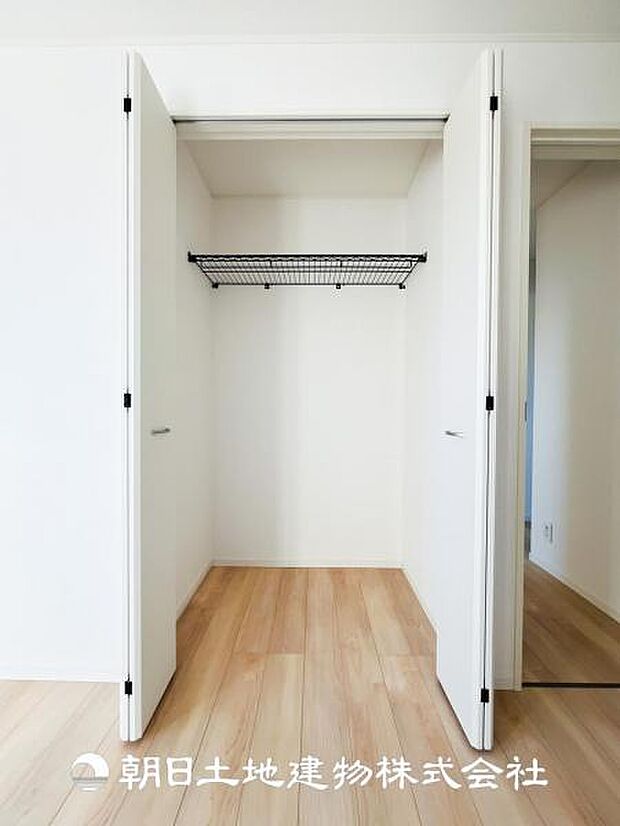 【クローゼット (寝室 約7.5帖)】写真のクローゼットの他にもう1か所クローゼットがございます♪
